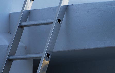 折りたたみ式のはしごをどのように使用する必要がありますか？考慮事項は何ですか？